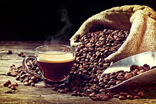 Café en grain avec un espresso fumant